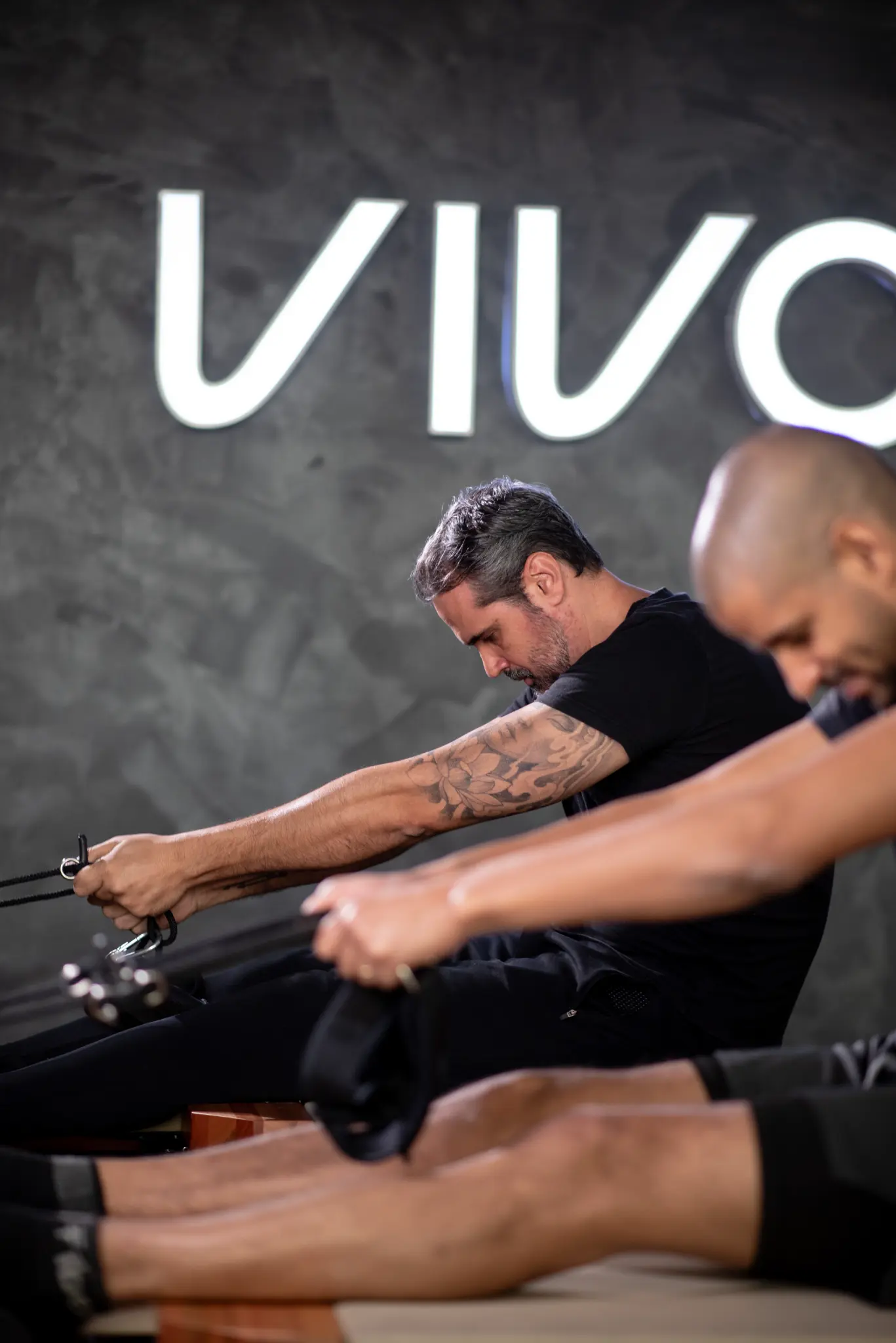 Aluno praticando Pilates no studio Vivon