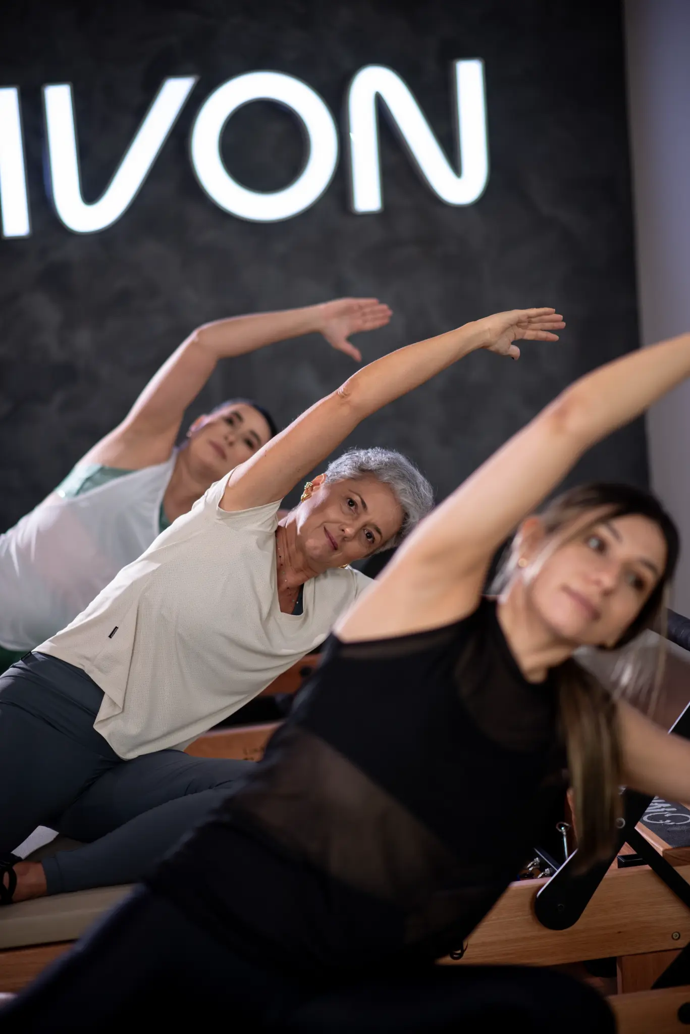 Grupo diverso praticando Pilates na Vivon